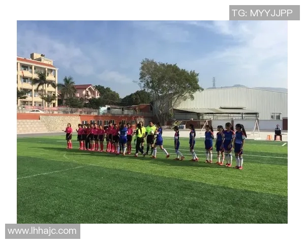 我的足球明星女同桌带我领略绿茵场上的激情与梦想