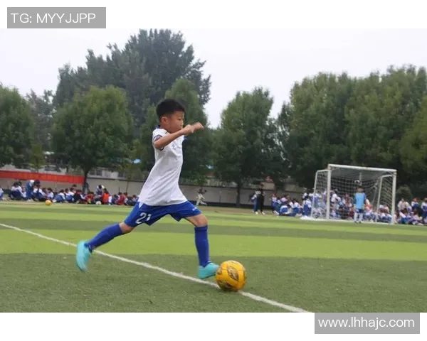 足球明星在推动足球文化发展与青少年成长中的关键作用分析